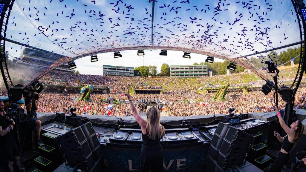 MANDY takes on the Mainstage at Tomorrowland